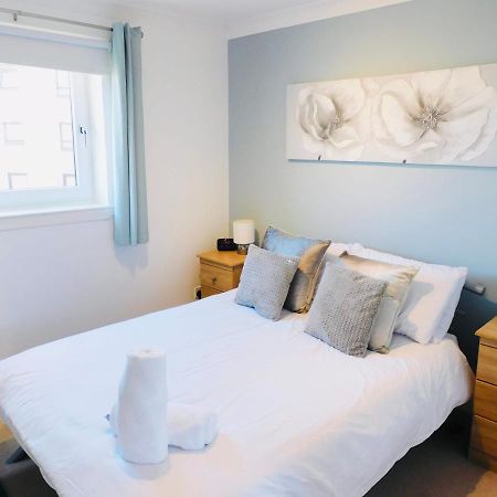 Beautiful 3 Bedroom Apt, Mins From Glasgow Airport, M8 & Sec 佩斯利 外观 照片
