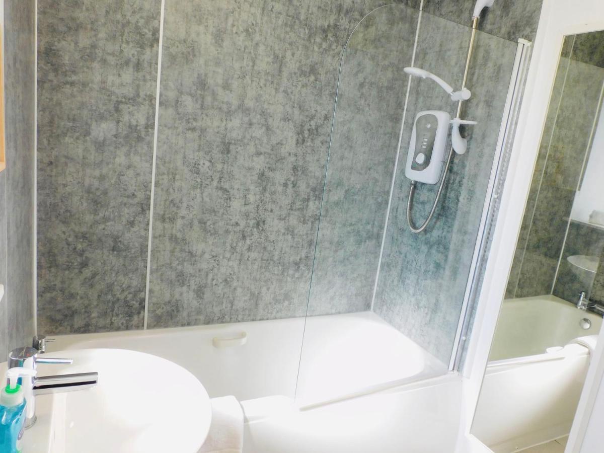 Beautiful 3 Bedroom Apt, Mins From Glasgow Airport, M8 & Sec 佩斯利 外观 照片