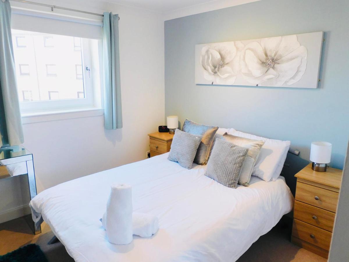Beautiful 3 Bedroom Apt, Mins From Glasgow Airport, M8 & Sec 佩斯利 外观 照片