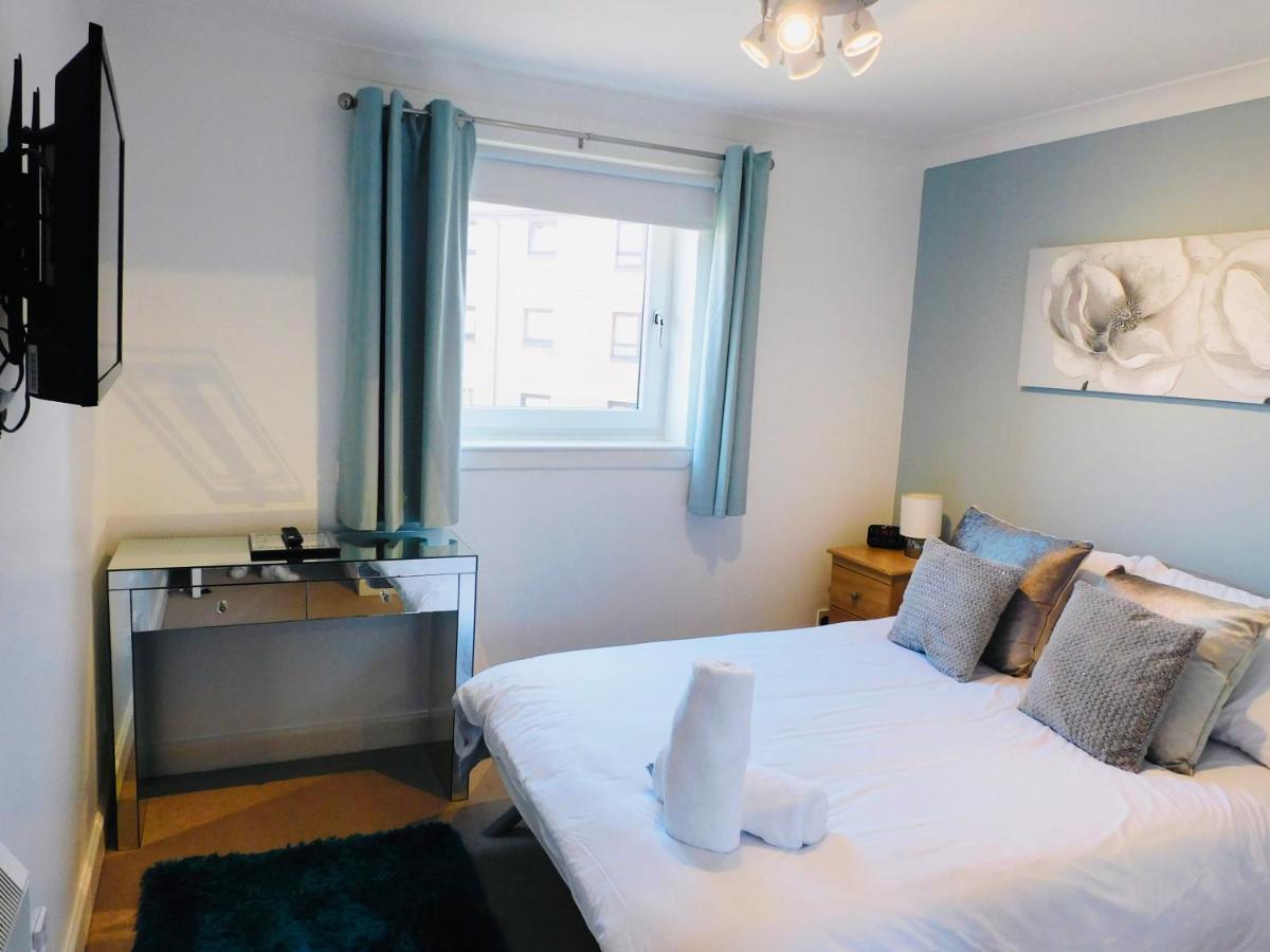 Beautiful 3 Bedroom Apt, Mins From Glasgow Airport, M8 & Sec 佩斯利 外观 照片