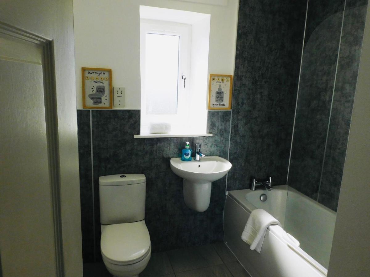 Beautiful 3 Bedroom Apt, Mins From Glasgow Airport, M8 & Sec 佩斯利 外观 照片